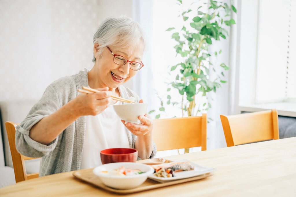 【画像】食事をする高齢者女性